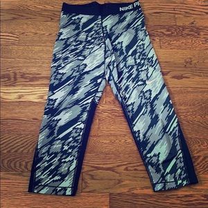 Nike pro Capri leggings.
